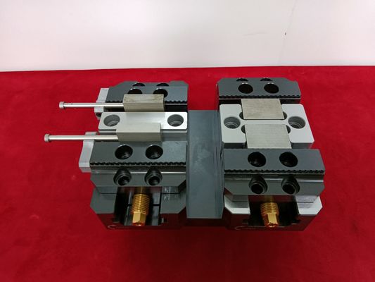 CNC Horizontal Mill Machine Vise 0.02mm 4 Axis Manual Exchange